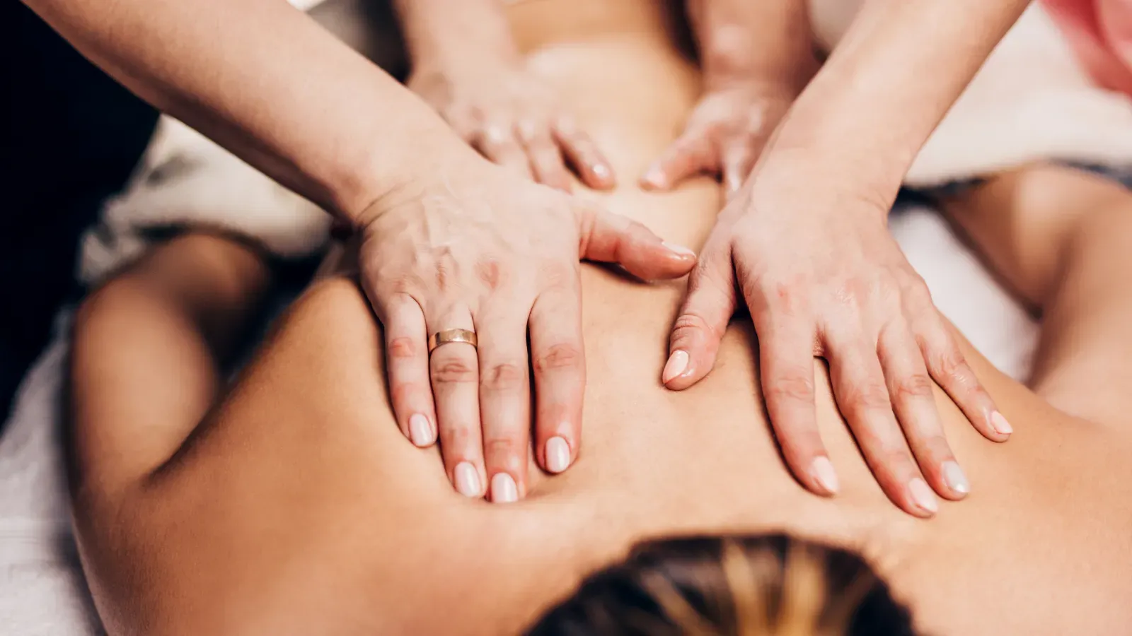 Four-hand synchronized massage in Bali